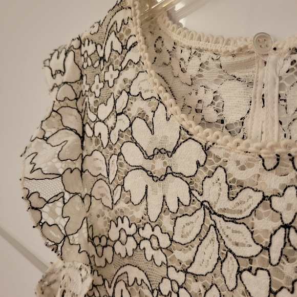 🌸Three Dots corded lace flounce sleeve top - Picture 6 of 11